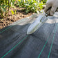 🌿 50% DE DESCONTO AGORA! ⛏️ Tecido para controlo de ervas daninhas – Bloqueia a luz solar, é respirável e resistente – Perfeito para canteiros e caminhos – Reduz o esforço na remoção de ervas daninhas 🌱✨